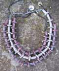 collane "tribalina", in colori perlati-metallizzati; misura media o girocollo; diametro dei dischetti cm 2,5